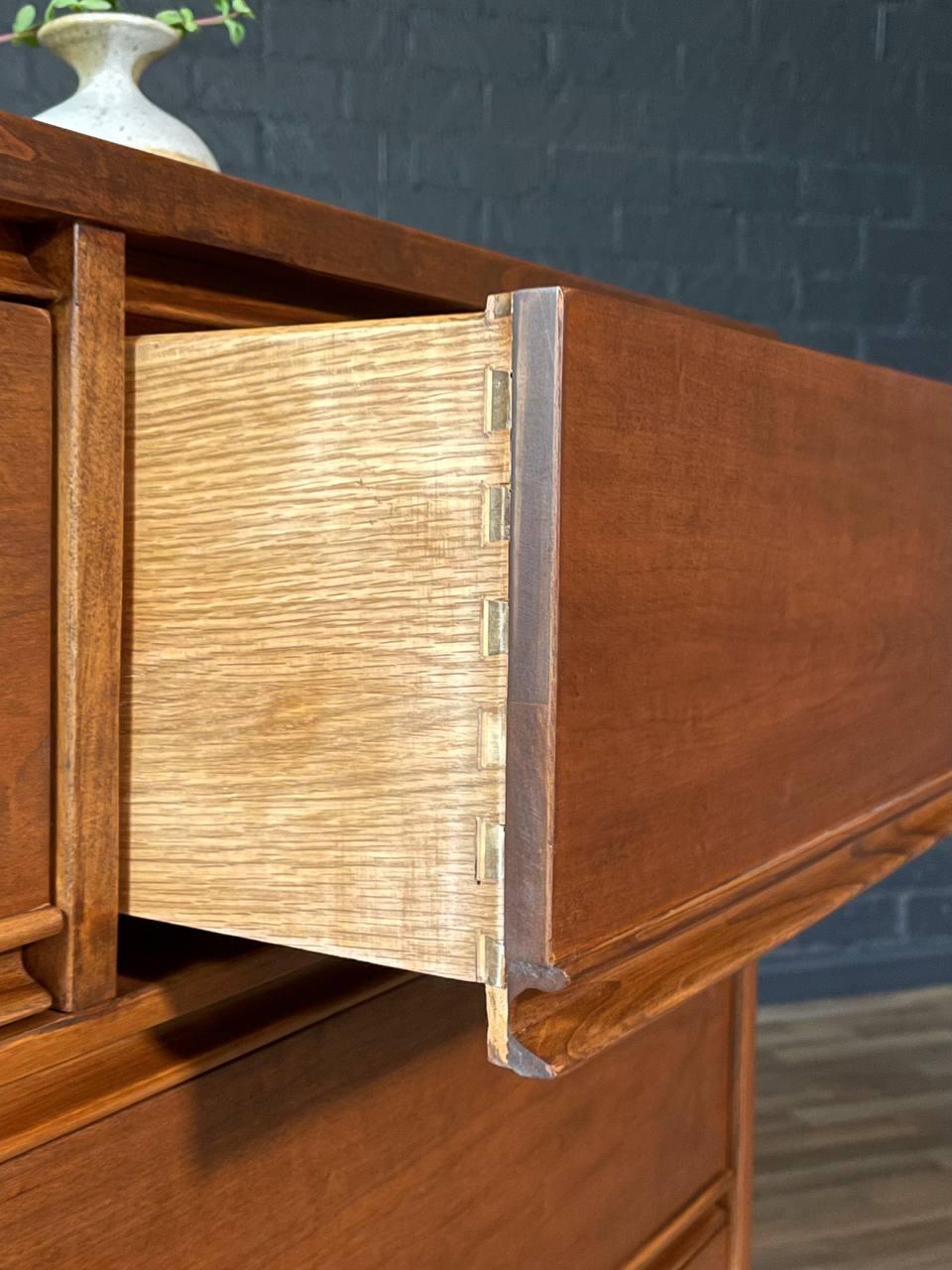 Neu lackiert – Mid-Century Modern-Hochkommode aus Nussbaumholz von Dixie im Angebot 2