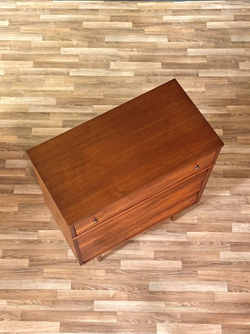 Neu lackiert - Modernes Nussbaum-Hochkommode aus der Jahrhundertmitte von Harmony House im Angebot 3