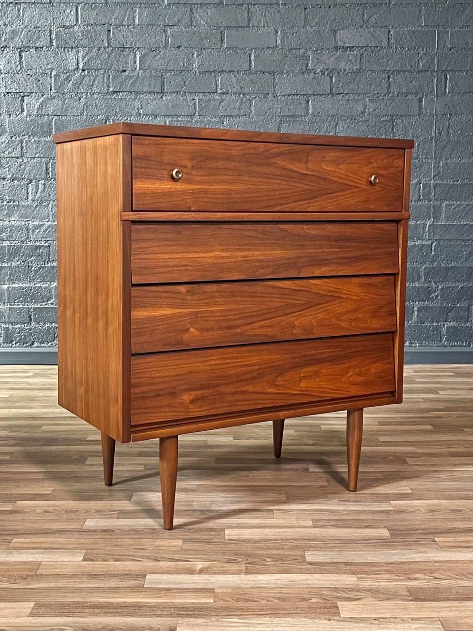 Zustand: Fachmännisch nachbearbeitet 

Mit mehr als 15 Jahren Erfahrung hat unsere Werkstatt einen sorgfältigen Restaurierungsprozess durchlaufen und unsere Leidenschaft und Kreativität für Vintage-Designs unter Beweis gestellt, die sich nahtlos in
