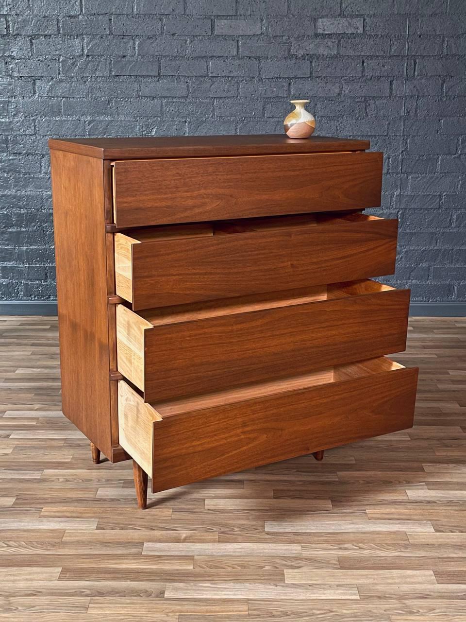 Mid-Century moderno Appena rifinito - Comò Highboy in legno di noce di Harmony House, stile metà secolo moderno in vendita