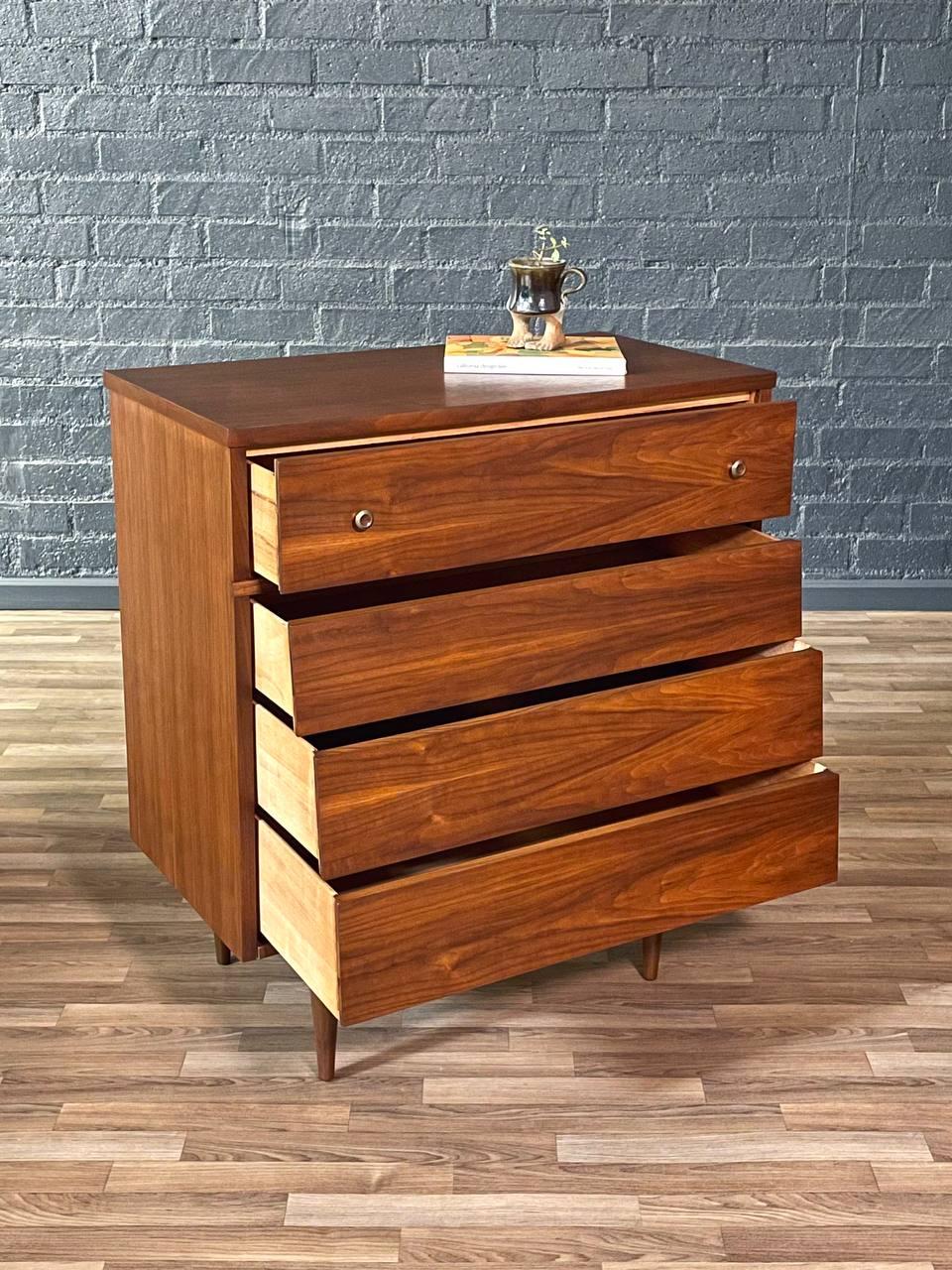 Neu lackiert - Modernes Nussbaum-Hochkommode aus der Jahrhundertmitte von Harmony House (Moderne der Mitte des Jahrhunderts) im Angebot