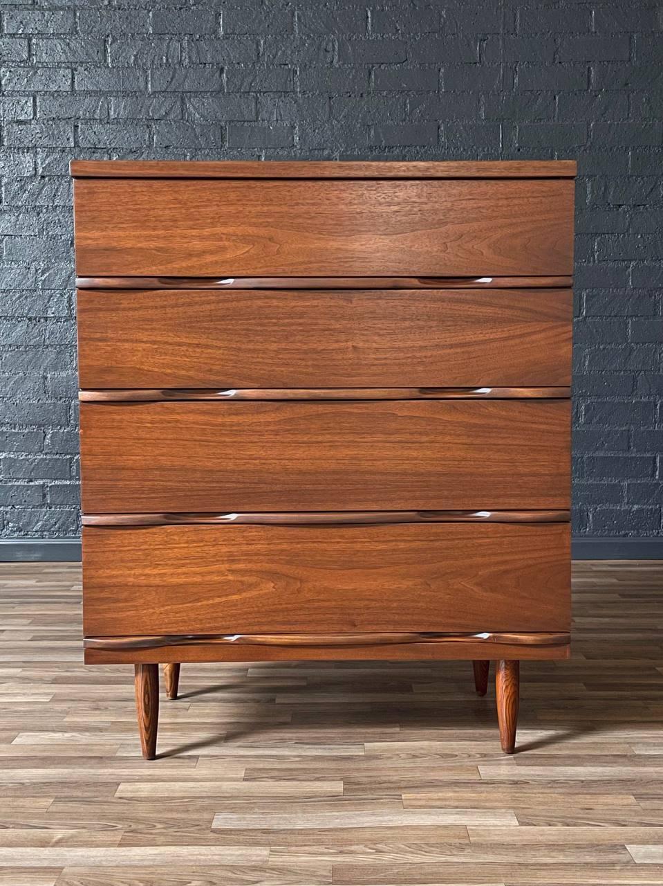 Americano Appena rifinito - Comò Highboy in legno di noce di Harmony House, stile metà secolo moderno in vendita