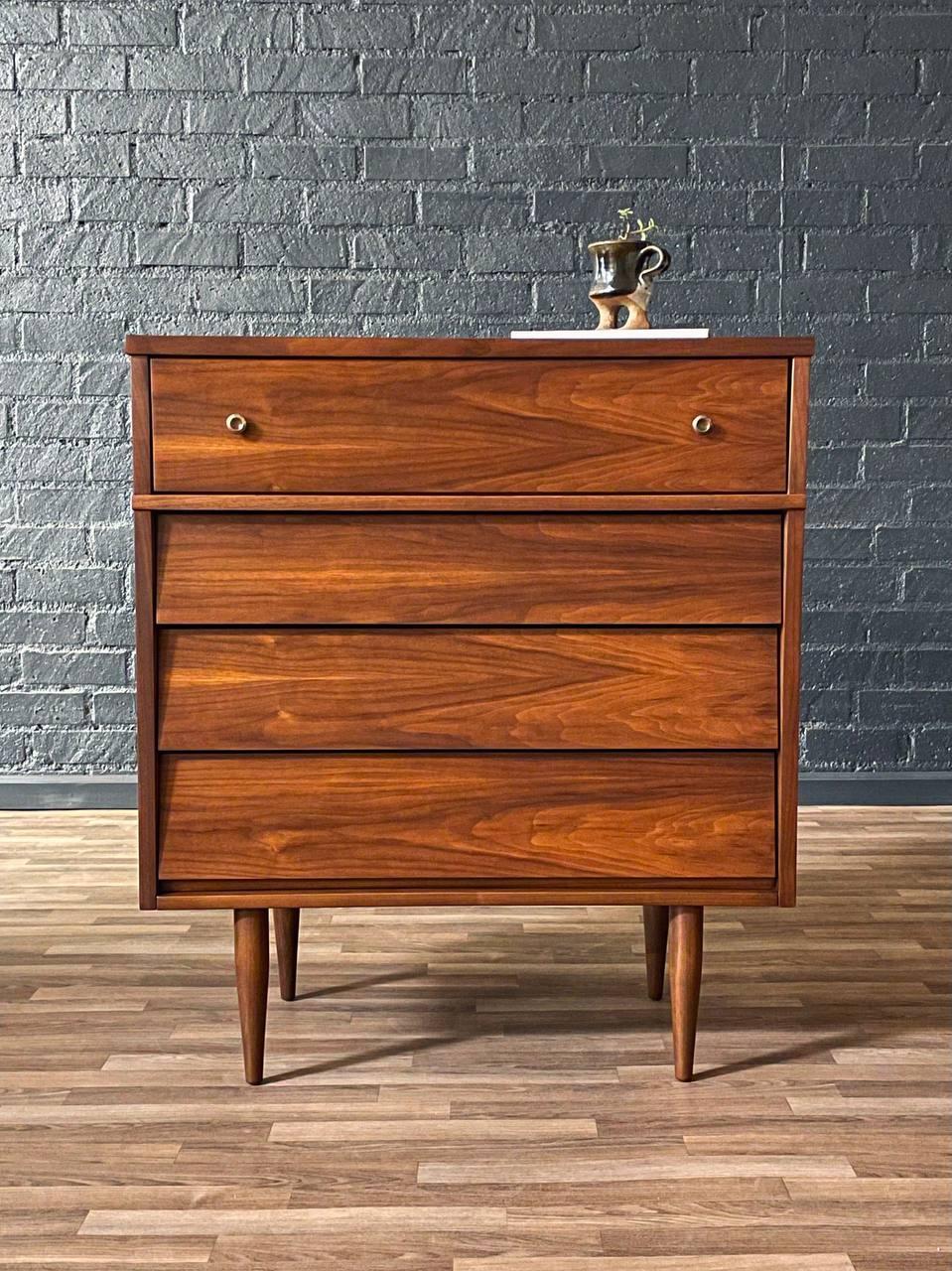 Neu lackiert - Modernes Nussbaum-Hochkommode aus der Jahrhundertmitte von Harmony House (amerikanisch) im Angebot