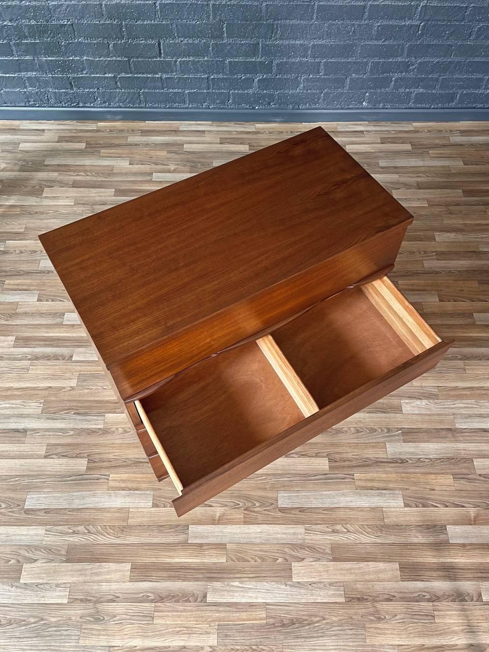 Appena rifinito - Comò Highboy in legno di noce di Harmony House, stile metà secolo moderno In condizioni ottime in vendita a Los Angeles, CA