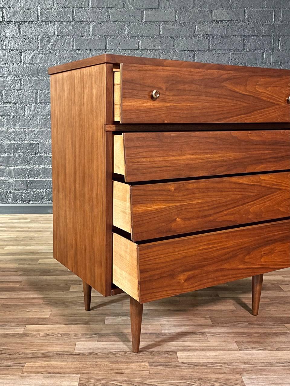 Neu lackiert - Modernes Nussbaum-Hochkommode aus der Jahrhundertmitte von Harmony House im Zustand „Hervorragend“ im Angebot in Los Angeles, CA
