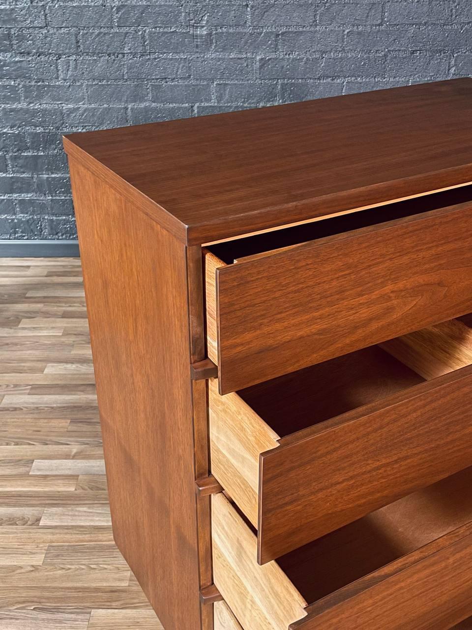 Metà XX secolo Appena rifinito - Comò Highboy in legno di noce di Harmony House, stile metà secolo moderno in vendita