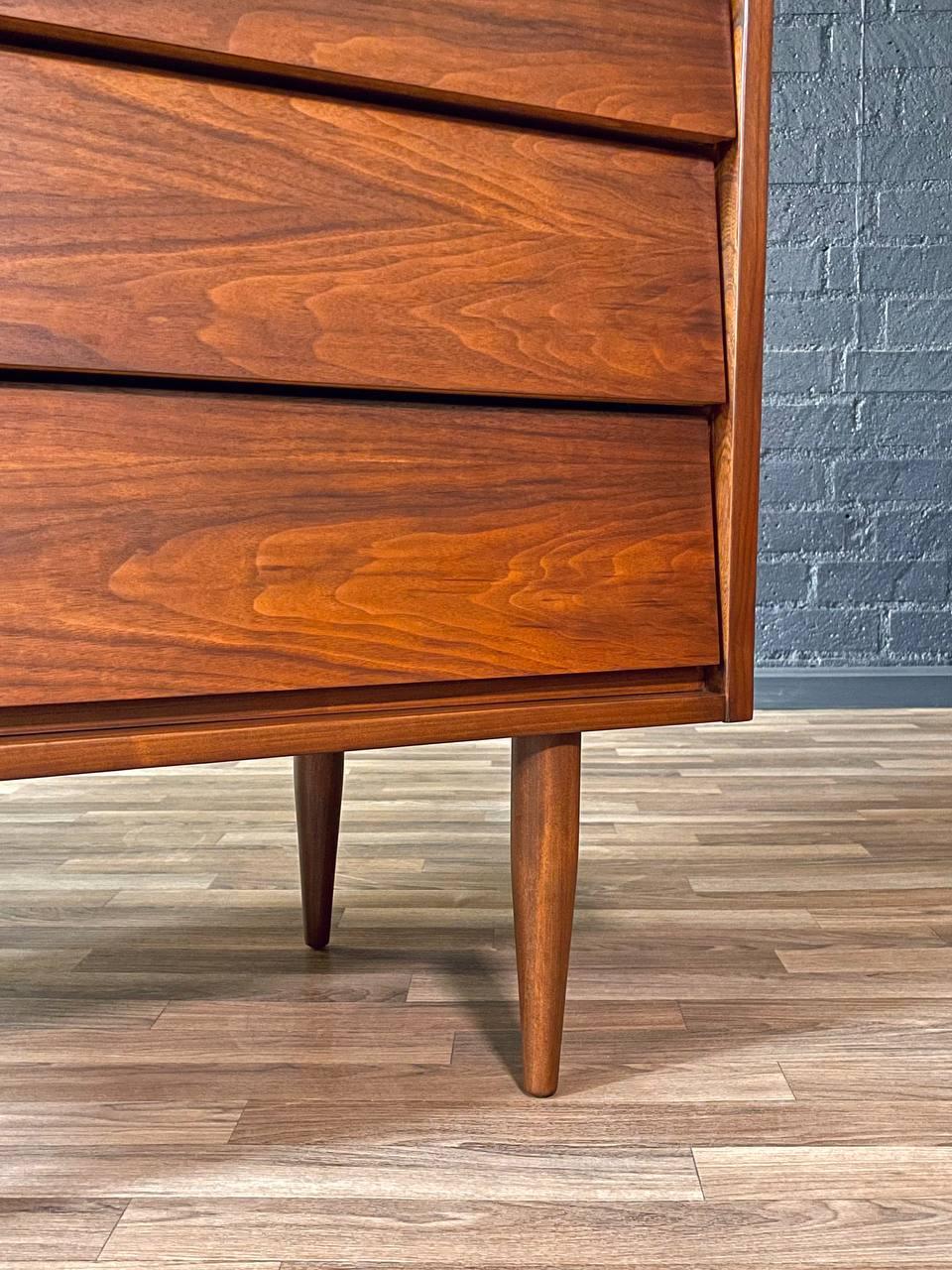 Neu lackiert - Modernes Nussbaum-Hochkommode aus der Jahrhundertmitte von Harmony House (Mitte des 20. Jahrhunderts) im Angebot