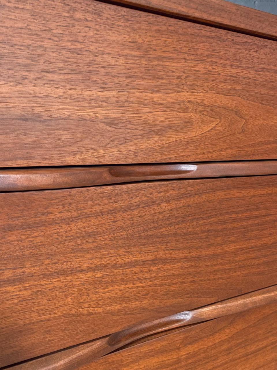Noce Appena rifinito - Comò Highboy in legno di noce di Harmony House, stile metà secolo moderno in vendita