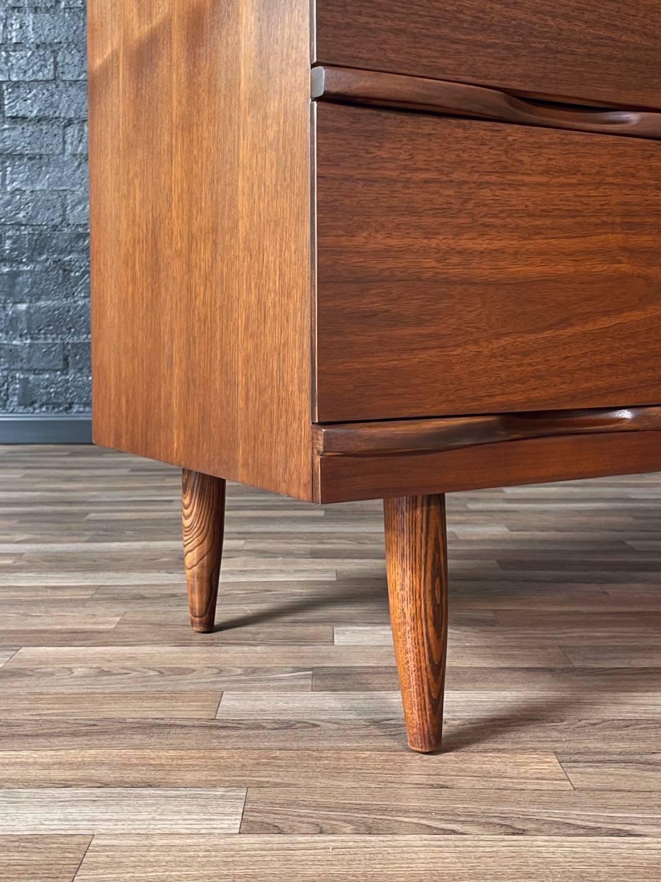 Appena rifinito - Comò Highboy in legno di noce di Harmony House, stile metà secolo moderno in vendita 1