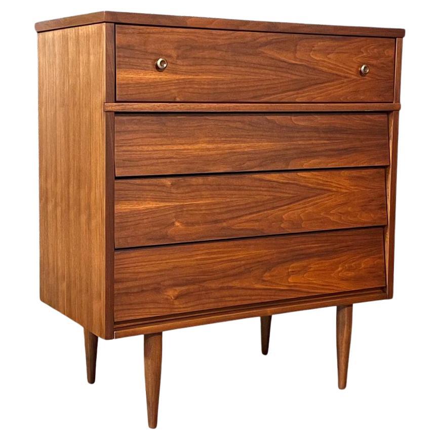 Neu lackiert - Modernes Nussbaum-Hochkommode aus der Jahrhundertmitte von Harmony House im Angebot