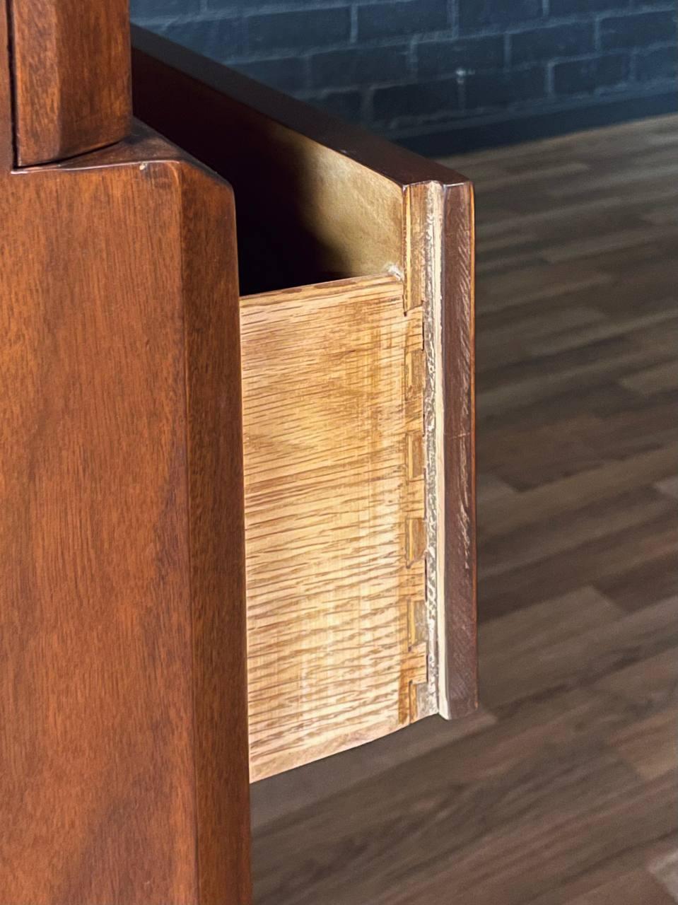 Recién acabada - Cómoda Highboy de nogal moderna de mediados de siglo by Unagusta en venta 3