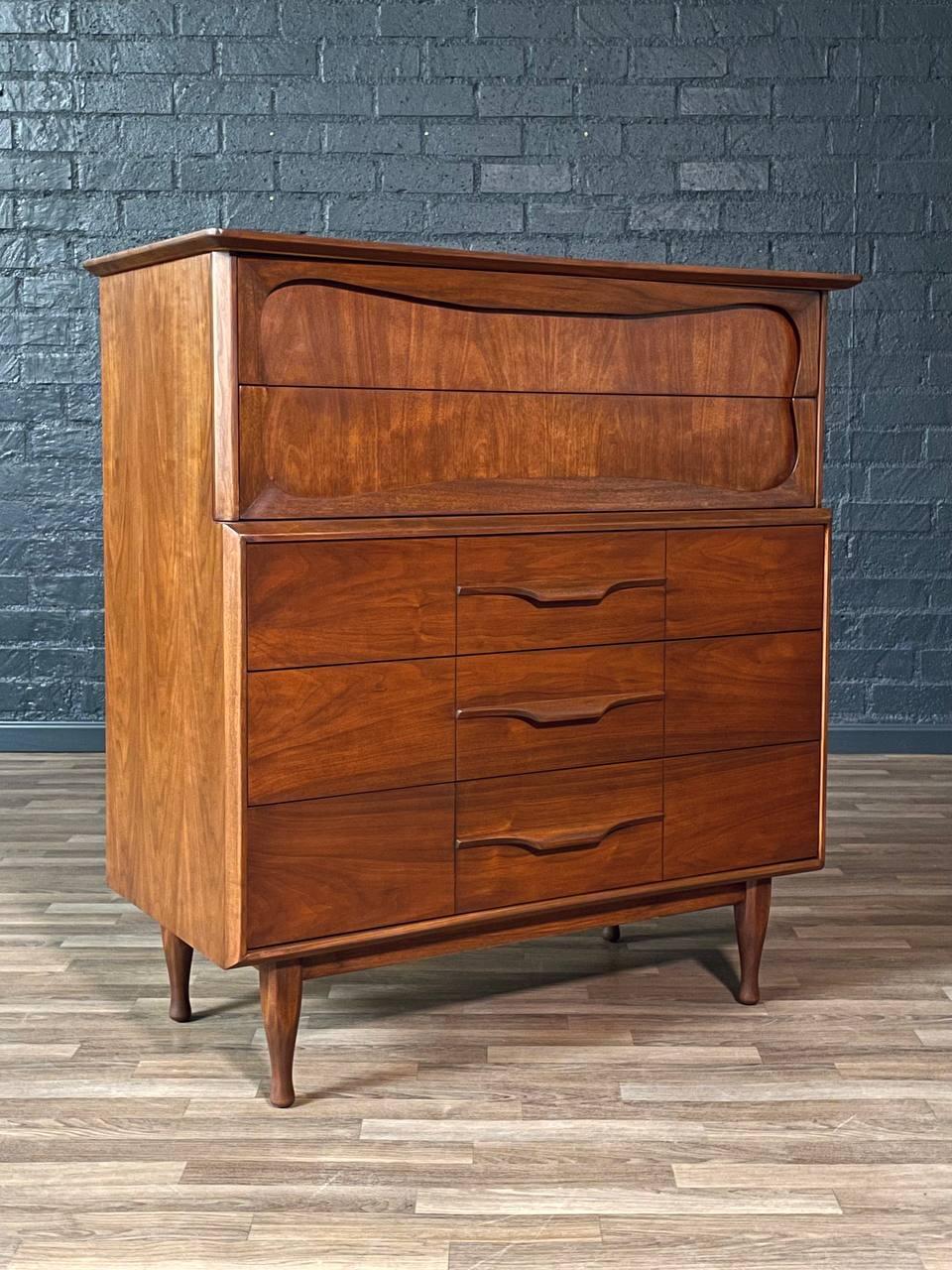 Recién acabada - Cómoda Highboy de nogal moderna de mediados de siglo by Unagusta Moderno de mediados de siglo en venta