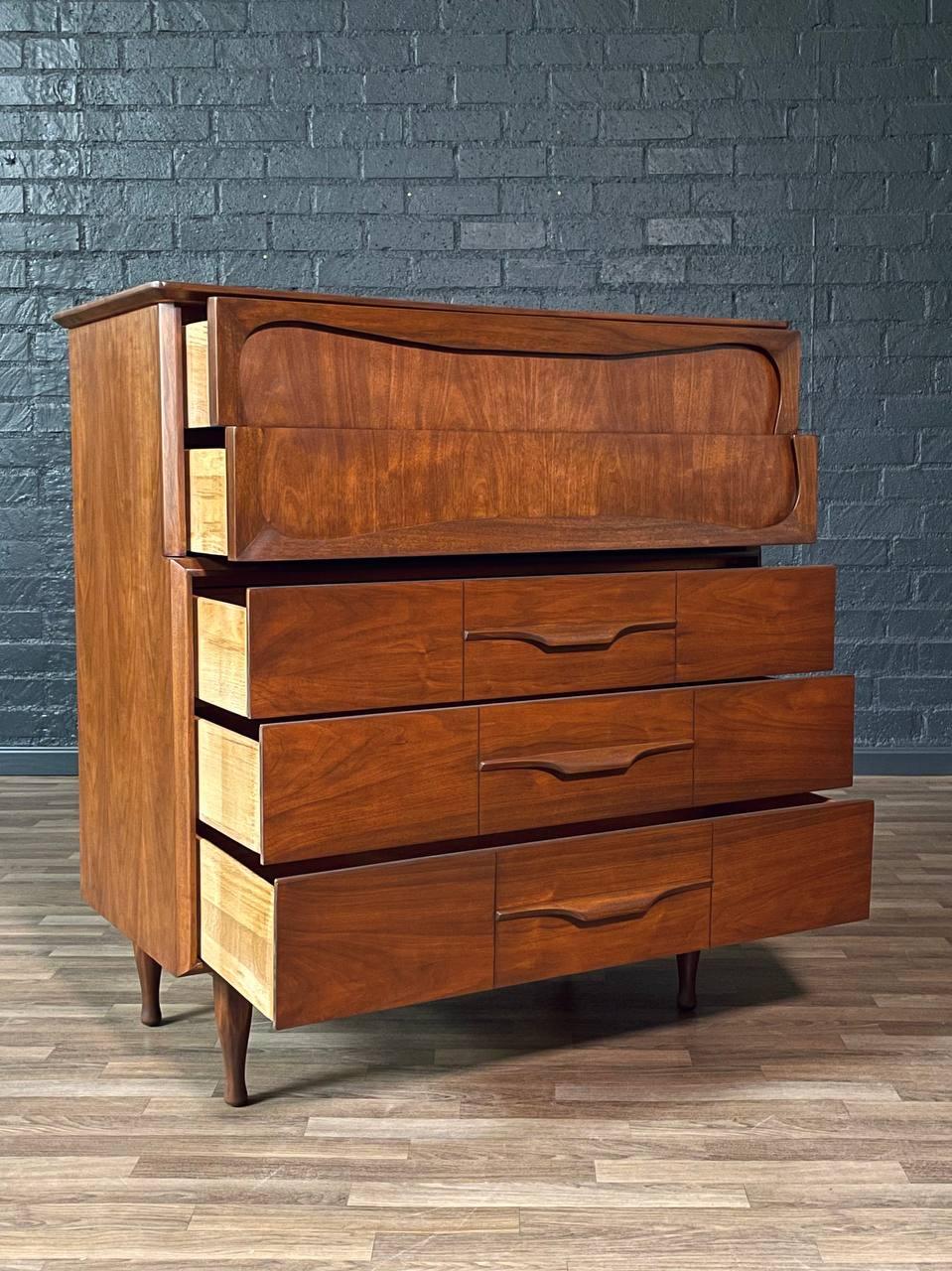 Recién acabada - Cómoda Highboy de nogal moderna de mediados de siglo by Unagusta Estadounidense en venta