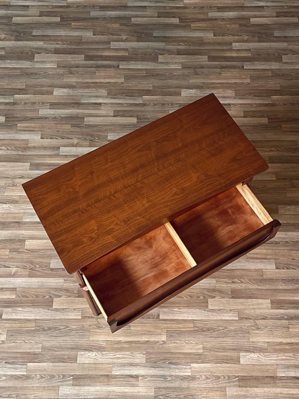 Recién acabada - Cómoda Highboy de nogal moderna de mediados de siglo by Unagusta en Excelente estado para la venta en Los Angeles, CA