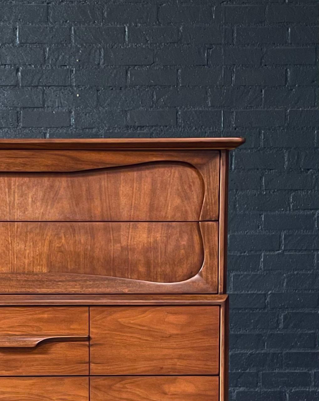 Recién acabada - Cómoda Highboy de nogal moderna de mediados de siglo by Unagusta mediados del siglo XX en venta