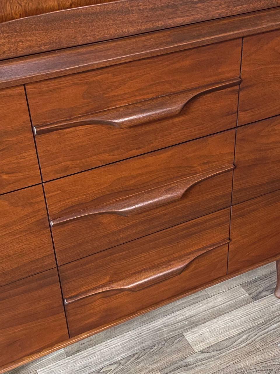 Recién acabada - Cómoda Highboy de nogal moderna de mediados de siglo by Unagusta Nogal en venta