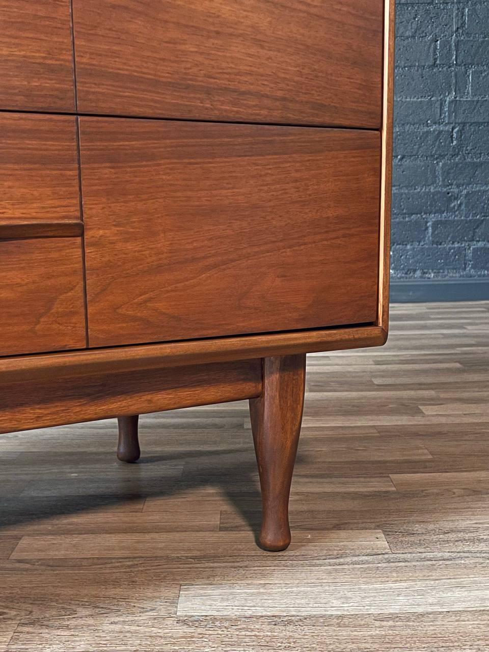 Recién acabada - Cómoda Highboy de nogal moderna de mediados de siglo by Unagusta en venta 1