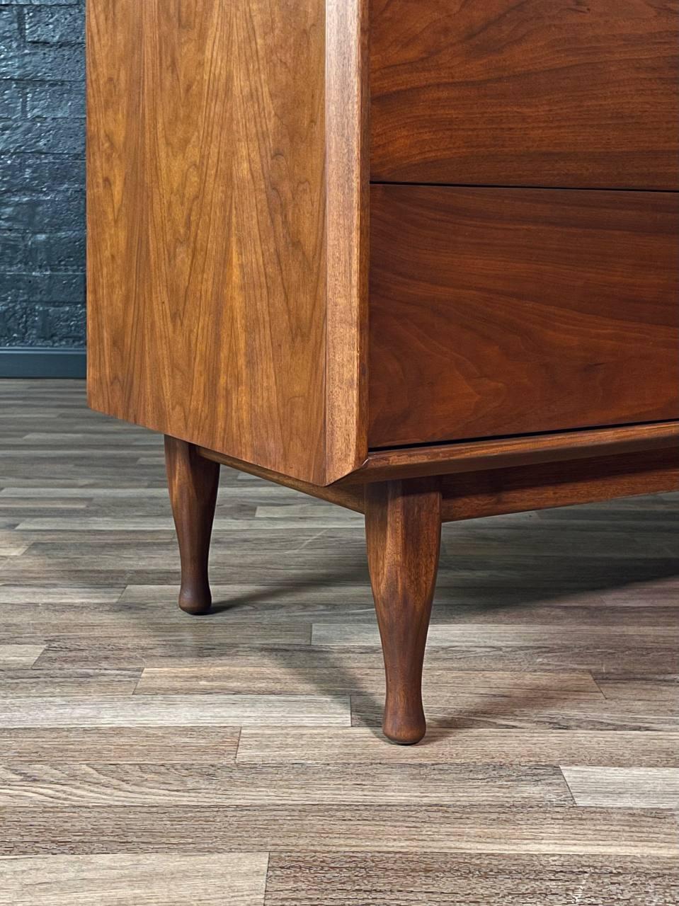 Recién acabada - Cómoda Highboy de nogal moderna de mediados de siglo by Unagusta en venta 2