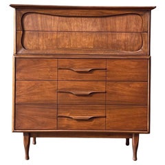 Recién acabada - Cómoda Highboy de nogal moderna de mediados de siglo by Unagusta
