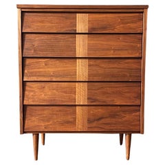 Nouvellement finie - Commode haute en noyer The Moderns Modernity par Ward Furniture