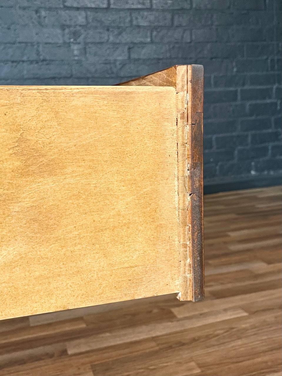 Neu lackiert – Mid-Century Modern-Hochkommode aus Nussbaumholz im Angebot 3