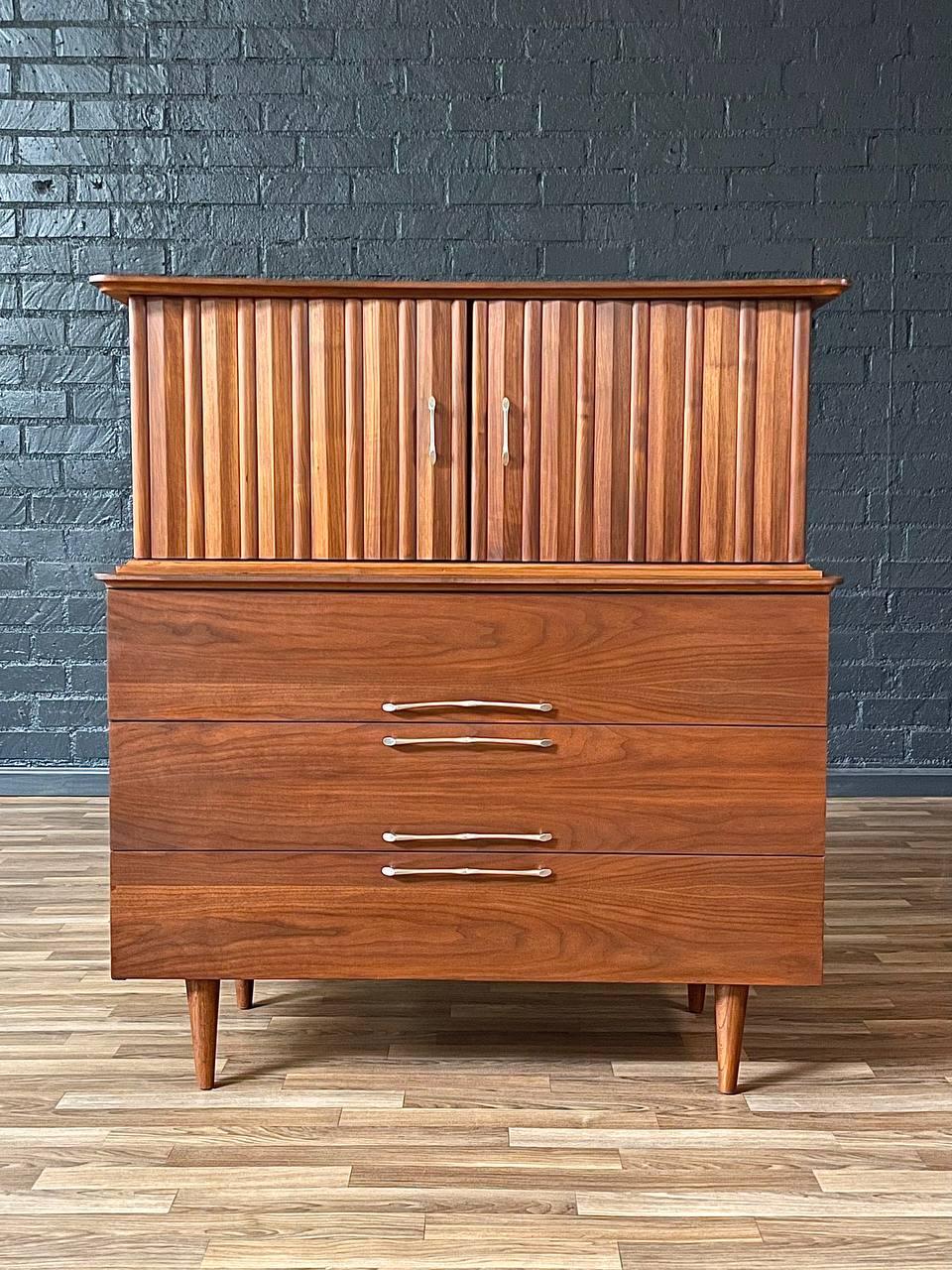 Condit: Rifinito con perizia
Materiali: Noce, maniglie in acciaio

Questo splendido comò highboy in stile Mid-Century Modern è stato progettato e prodotto dalla Young Manufacturing negli Stati Uniti negli anni '60. Realizzato con grande maestria in