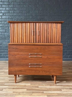 Appena rifinito - Comò Highboy in noce moderno di metà secolo