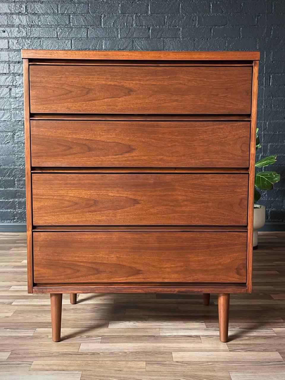 Condit: Rifinito con perizia 

Con oltre 15 anni di esperienza, il nostro laboratorio ha seguito un attento processo di restauro, mettendo in mostra la nostra passione e la nostra creatività per gli am designs vintage che possono essere integrati