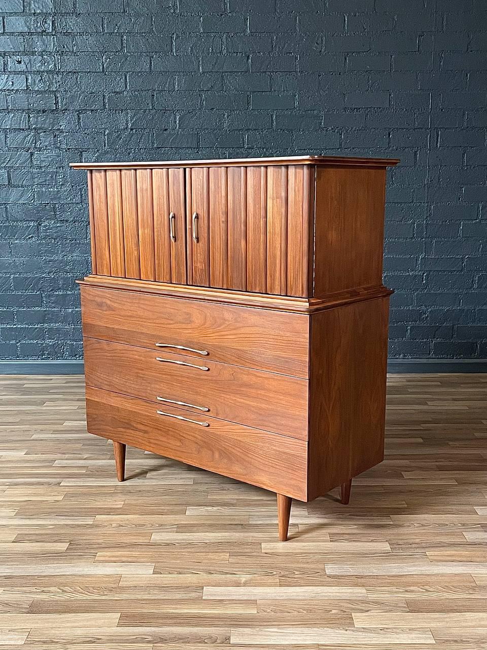 Mid-Century moderno Appena rifinito - Comò Highboy in noce moderno di metà secolo in vendita