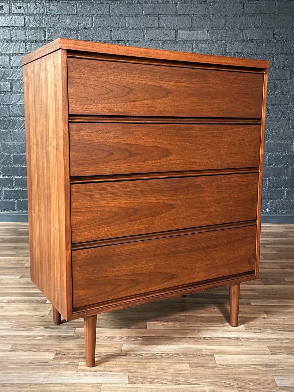Mid-Century moderno Appena rifinito - Comò Highboy in noce moderno di metà secolo in vendita