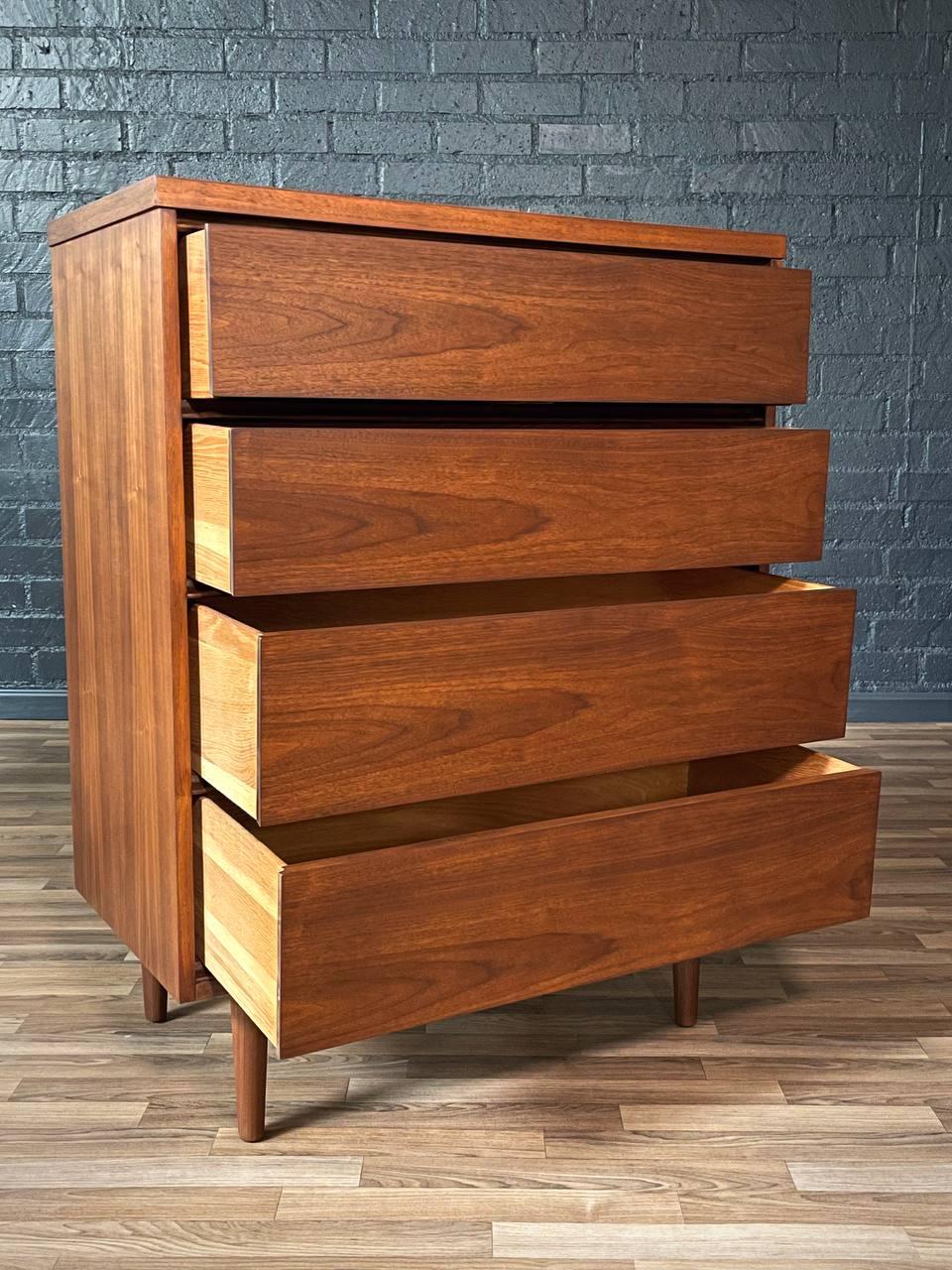 Americano Appena rifinito - Comò Highboy in noce moderno di metà secolo in vendita