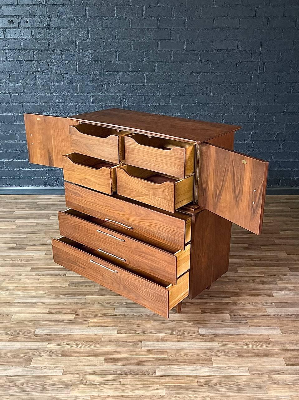 Appena rifinito - Comò Highboy in noce moderno di metà secolo In condizioni ottime in vendita a Los Angeles, CA