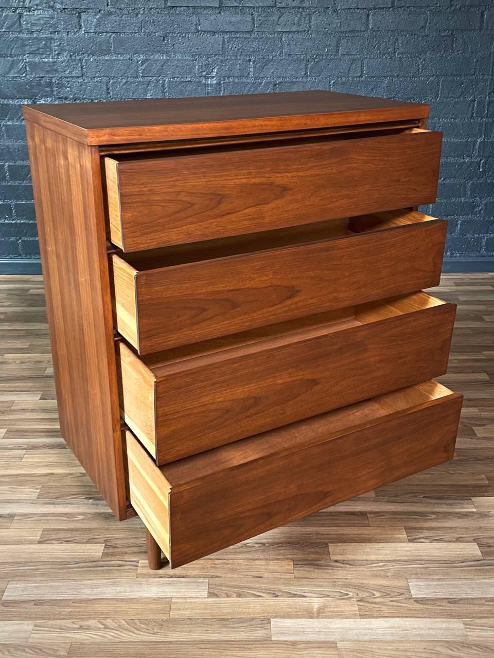 Appena rifinito - Comò Highboy in noce moderno di metà secolo In condizioni ottime in vendita a Los Angeles, CA