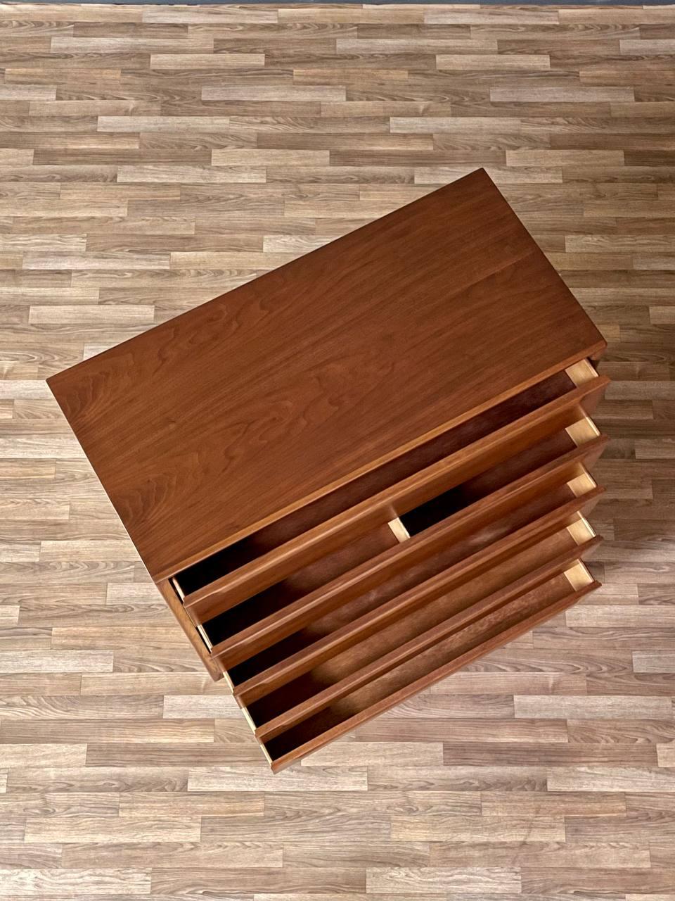 Neu lackiert – Mid-Century Modern-Hochkommode aus Nussbaumholz im Zustand „Hervorragend“ im Angebot in Los Angeles, CA