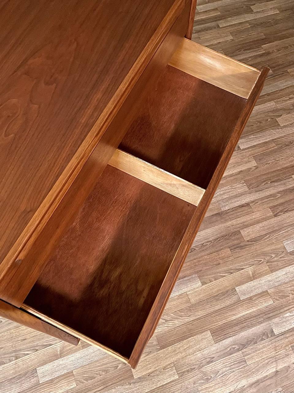 Neu lackiert – Mid-Century Modern-Hochkommode aus Nussbaumholz (Mitte des 20. Jahrhunderts) im Angebot