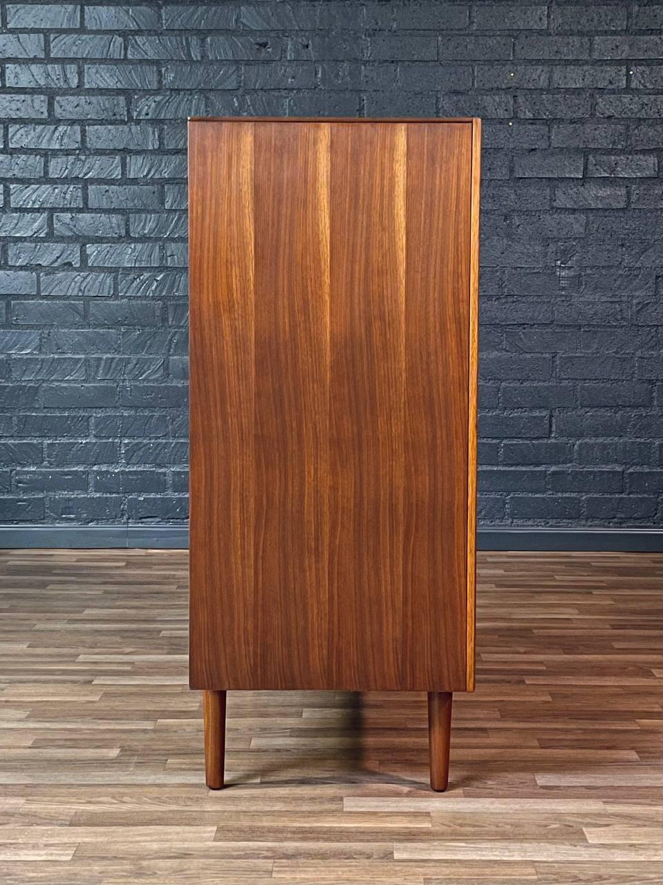 Neu lackiert – Mid-Century Modern-Hochkommode aus Nussbaumholz (Walnuss) im Angebot