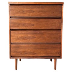 Nouvellement repeinte - Commode haute en noyer The Modernity