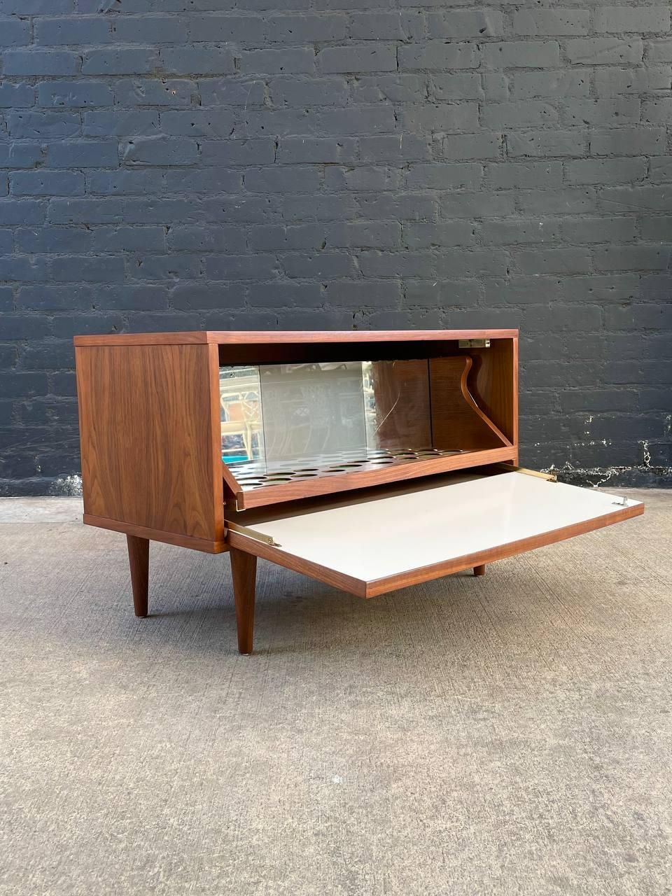 Newly Refinished - Mid-Century Modern Walnut Liquor Cabinet Credenza In Excellent Condition In Los Angeles, CA