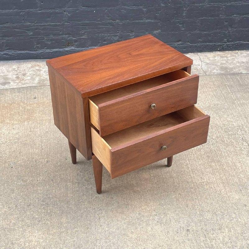 Newly Refinished - Mid-Century Modern Walnut Night Stand In Excellent Condition For Sale In Los Angeles, CA