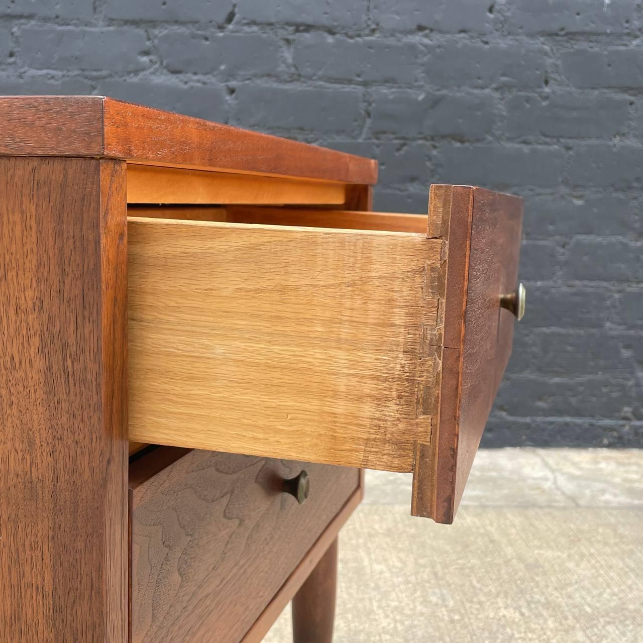 Newly Refinished - Mid-Century Modern Walnut Night Stand For Sale 4