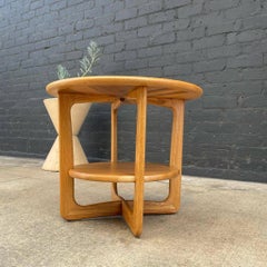 Nouvellement repeinte - Table d'appoint ronde en noyer et chêne moderne du milieu du siècle par Lane
