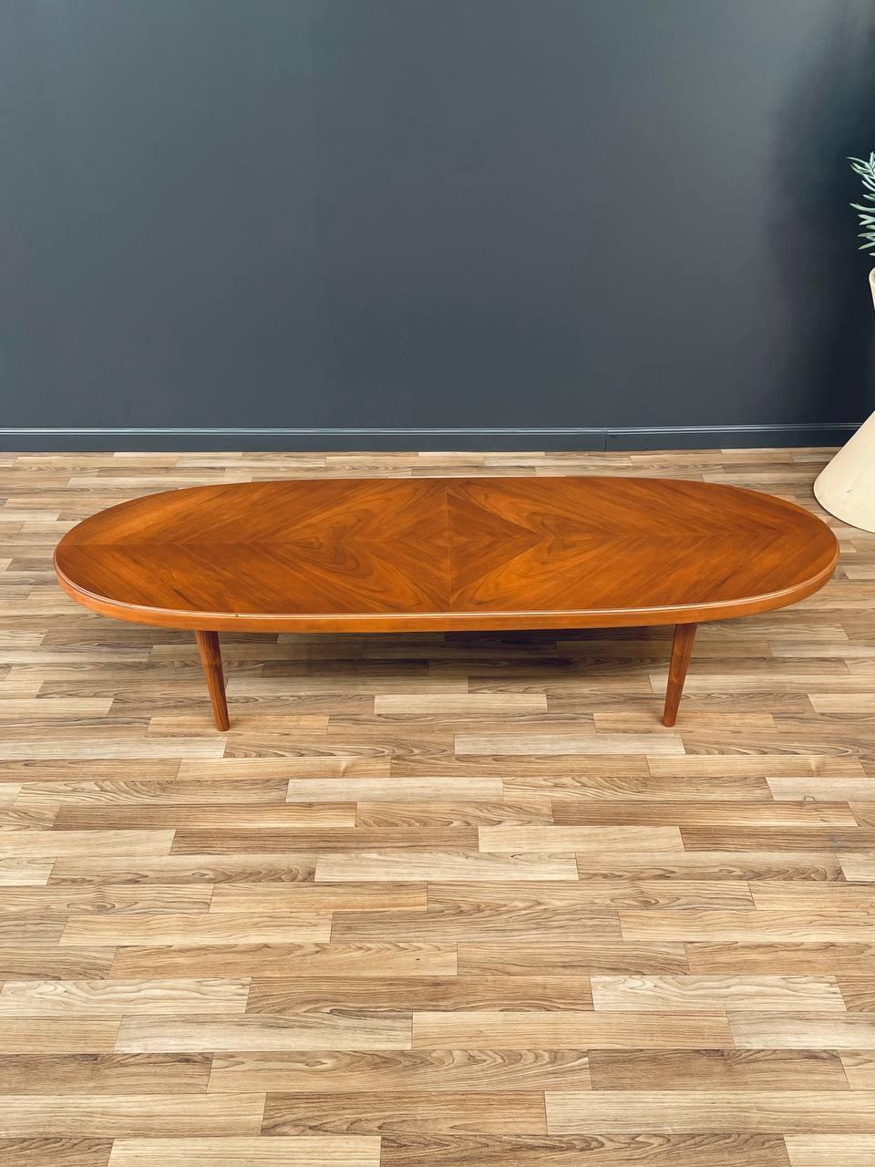 Nouvellement repeinte - Table basse ovale en noyer The Modernity Excellent état - En vente à Los Angeles, CA