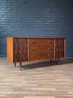 Nouvellement repeinte - Crédence en noyer et palissandre de style moderne du milieu du siècle