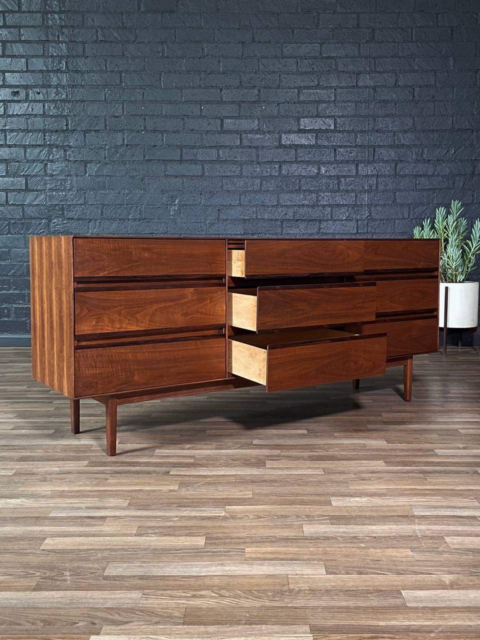 Mid-Century moderno Appena rifinito - Comò moderno di metà secolo in noce e palissandro di Stanley in vendita