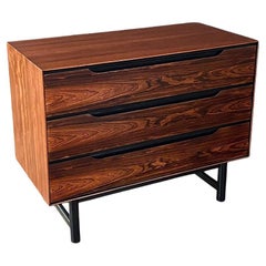 Récemment repeint - Commode en noyer et palissandre de The MODERNITY par Stanley