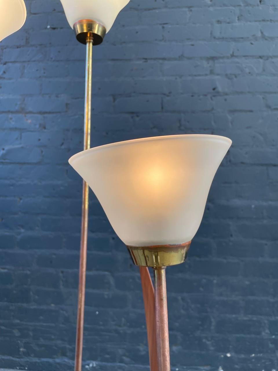 Newly Refinished - Mid-Century Modern Walnut Sculpted Walnut & Brass Floor Lamp In Excellent Condition For Sale In Los Angeles, CA