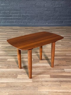 Tavolino in noce del Mid-Century Moderno, appena rifinito, di Ace-HI