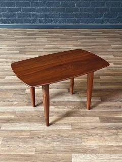 Tavolino in noce del Mid-Century Moderno, appena rifinito, di Ace-HI