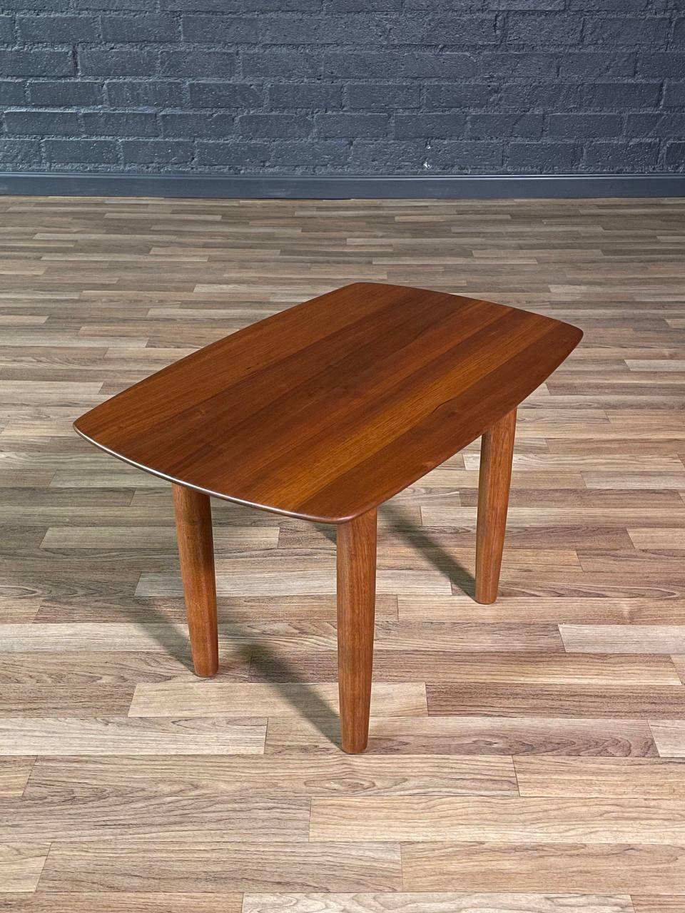 Americano Tavolino in noce del Mid-Century Moderno, appena rifinito, di Ace-HI in vendita