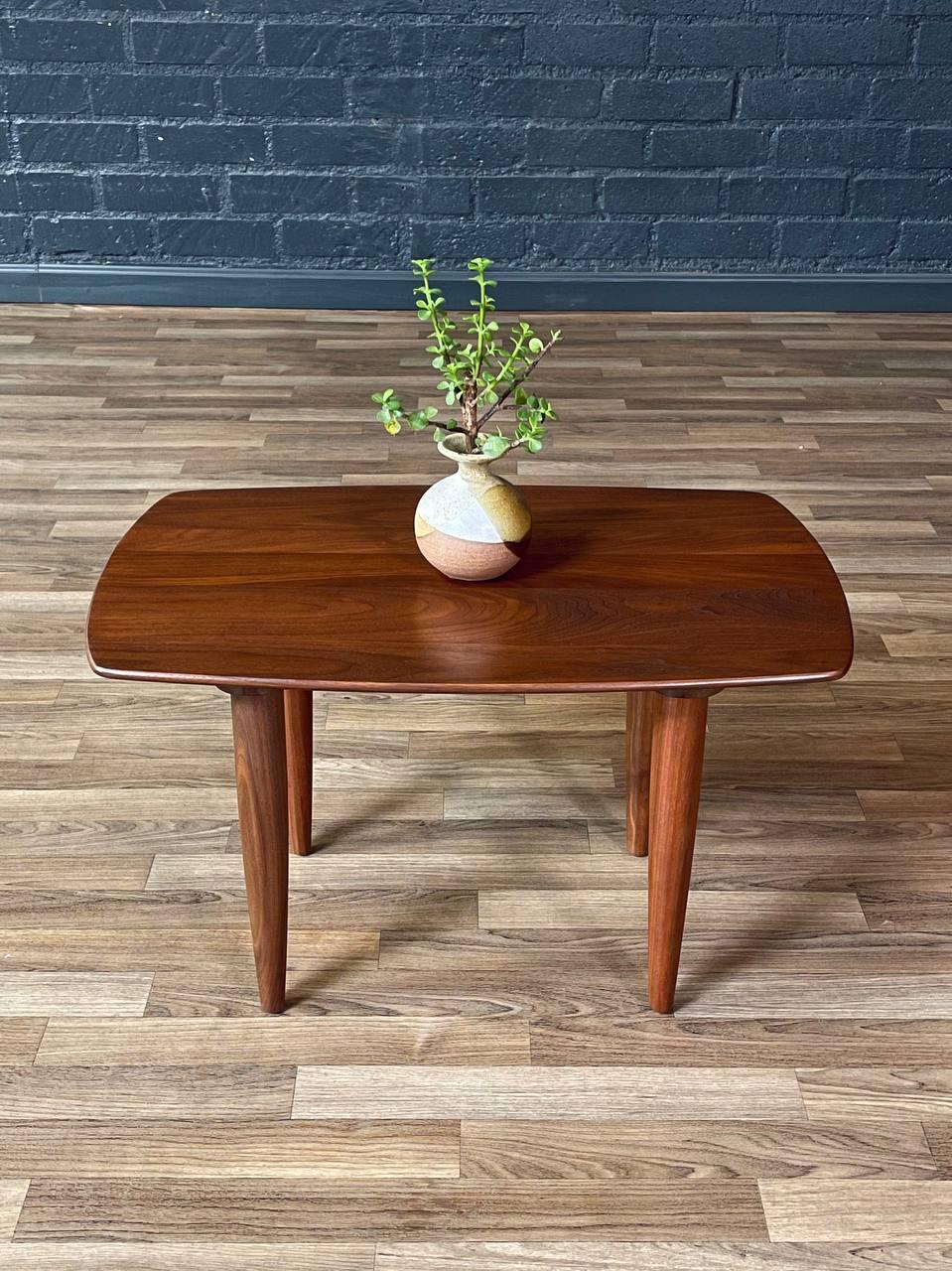 Newly Refinished - Mid-Century Modern Walnut Side Table by Ace-Hi In Excellent Condition For Sale In Los Angeles, CA